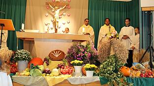 Pfarrer Saju stellt während des Gottesdienstes den neuen Vikar Pater Anumon (l.) vor.