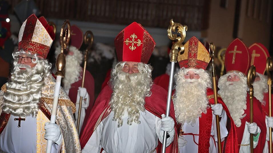Mit Mitra statt Mütze setzen die Nikolaus-Mimen im Oberallgäu ein leises Zeichen gegen die reine Santa-Claus-Show. Mit Mitra statt Mütze setzen die Nikolaus-Mimen im Oberallgäu ein leises Zeichen gegen die reine Santa-Claus-Show.