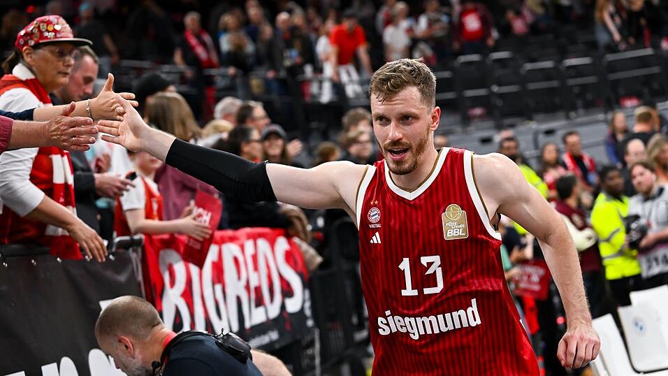 Ließ sich von den Fans feiern: Bayerns Matchwinner Andreas Obst. Ließ sich von den Fans feiern: Bayerns Matchwinner Andreas Obst.