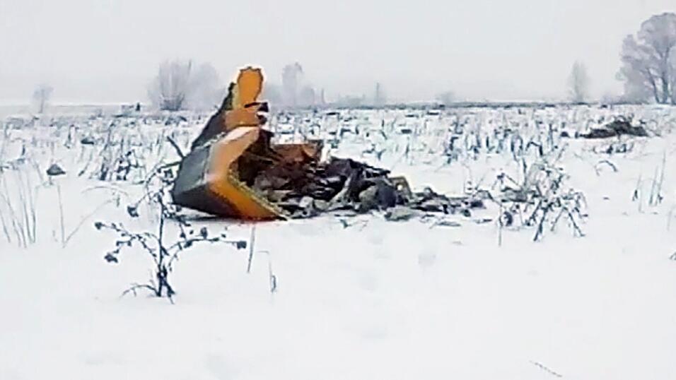 Das Standbild aus einem Video, welches von Life.ru über die AP zur Verfügung gestellt wurde, zeigt Trümmerteile eines Flugzeugs vom Typ An-148 auf einer Wiese ca. 40 km vom Flughafen Domodedowo entfernt. Das Standbild aus einem Video, welches von Life.ru über die AP zur Verfügung gestellt wurde, zeigt Trümmerteile eines Flugzeugs vom Typ An-148 auf einer Wiese ca. 40 km vom Flughafen Domodedowo entfernt.