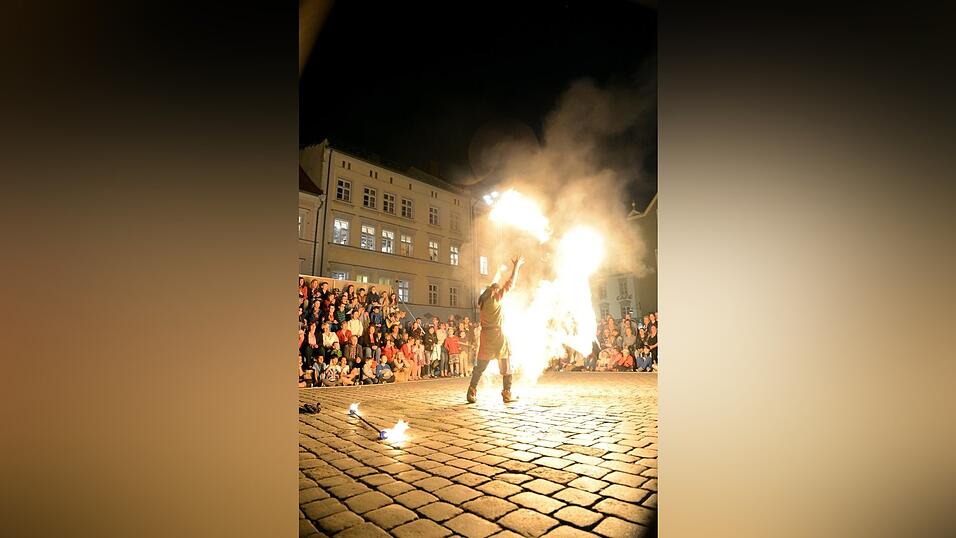 Mittelalter-Flair und super Stimmung: Die lange Einkaufsnacht 'Schlaflos' war gleichzeitig der Auftakt zum Mittelalter-Fest in Straubing. Mittelalter-Flair und super Stimmung: Die lange Einkaufsnacht 'Schlaflos' war gleichzeitig der Auftakt zum Mittelalter-Fest in Straubing.