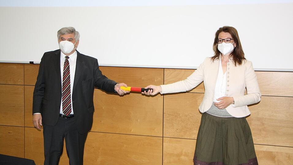 Den Staffelstab hatte Karl Holmeier vor zwölf Jahren von seinem Vorgänger Klaus Hofbauer bekommen. Nun reicht ihn der Weidingerin an Martina Englhardt-Kopf weiter. Den Staffelstab hatte Karl Holmeier vor zwölf Jahren von seinem Vorgänger Klaus Hofbauer bekommen. Nun reicht ihn der Weidingerin an Martina Englhardt-Kopf weiter.
