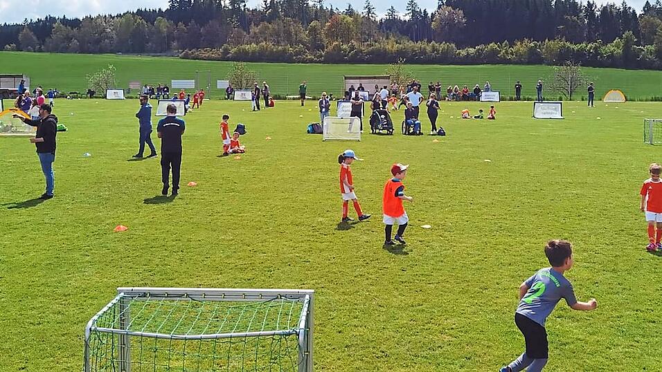 Viel Freude und Spa&szlig; hatten die M&auml;dchen und Buben, die beim Minifu&szlig;ballturnier mitmachten.