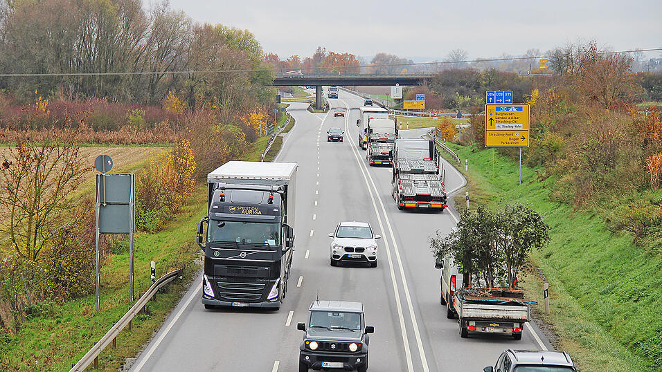 Die B 20 zwischen den beiden Autobahnen A 3 und A 92 - hier bei Parkstetten - ist das meist befahrene Teilst&uuml;ck im Landkreis. Der Trend geht zu noch mehr Verkehr. Das Staatliche Bauamt Passau legt daher den Fokus der Ausbauplanung auf diesen Bereich.