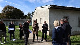 Ortstermin an den Wachmannschaftsbaracken in der Schlesierstraße mit Vertretern der Stadt Moosburg, des Landratsamtes Freising, des beauftragten Planungsbüros, des Stalag-Vereins, des Bayerischen Landesamtes für Denkmalpflege und der Deutschen Stiftung Denkmalschutz.