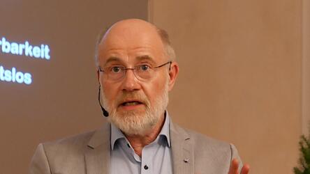 Harald Lesch war am Dienstag zu Gast in der Abtei Seligenthal. In einem Vortrag mit anschie&szlig;ender Fragerunde gab er Einblicke in die Entstehung der Erde und des Universums.