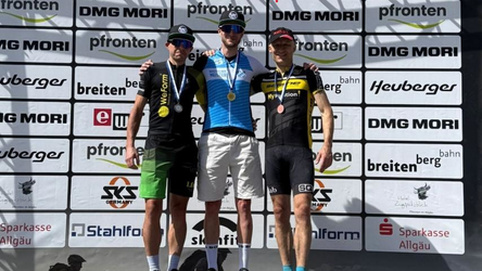 Gingen nach dem Mountainbike Marathon in Pfronten als Sieger hervor und holten sich den Bayerischen Meister- und Vizemeistertitel. Benjamin Sch&auml;fer (Mitte) und Michael Mayr (links).