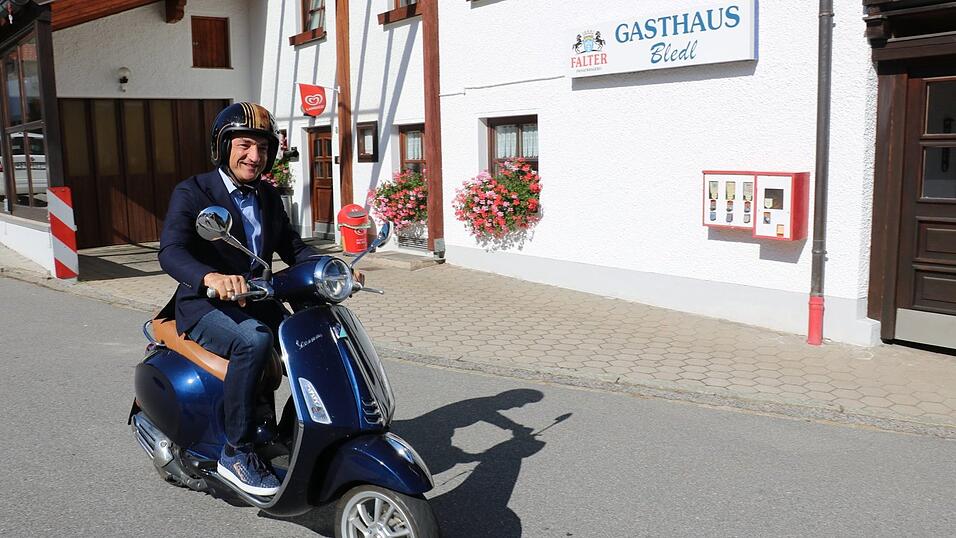 Landrat Ronny Raith kommt mit der Vespa zum Sommergespräch. Sein Credo: „Ruhe bewahren, Haltung zeigen, die Pflicht erfüllen“. Landrat Ronny Raith kommt mit der Vespa zum Sommergespräch. Sein Credo: „Ruhe bewahren, Haltung zeigen, die Pflicht erfüllen“.