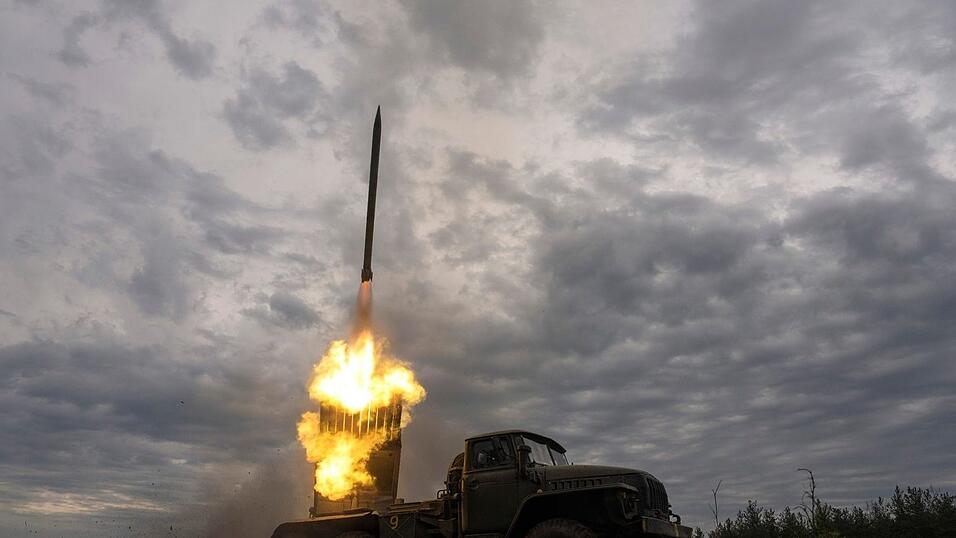 Das ukrainische Militär feuert auf russische Stellungen an der Frontlinie in der Charkiw-Region.