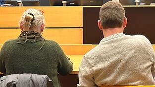 Der angeklagte Mann soll in Haft, die Angeklagte wurde vom Landgericht Würzburg aus Mangel an Beweisen freigesprochen. (Archivfoto)