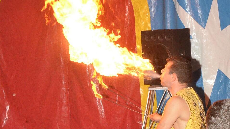 Die Kinder staunten &uuml;ber Francesco bei seinen K&uuml;nsten als Feuerspucker.