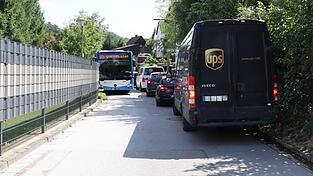 So eng wird es f&uuml;r den Stadtbus, wenn an der Ampel in der Ro&szlig;bachstra&szlig;e mehrere Autos stehen. Die dort vermutlich zum gro&szlig;en Teil gar nicht stehen respektive fahren d&uuml;rften.