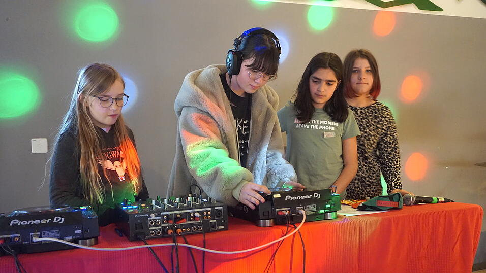 Konzentrierte Arbeit als DJ. Konzentrierte Arbeit als DJ.