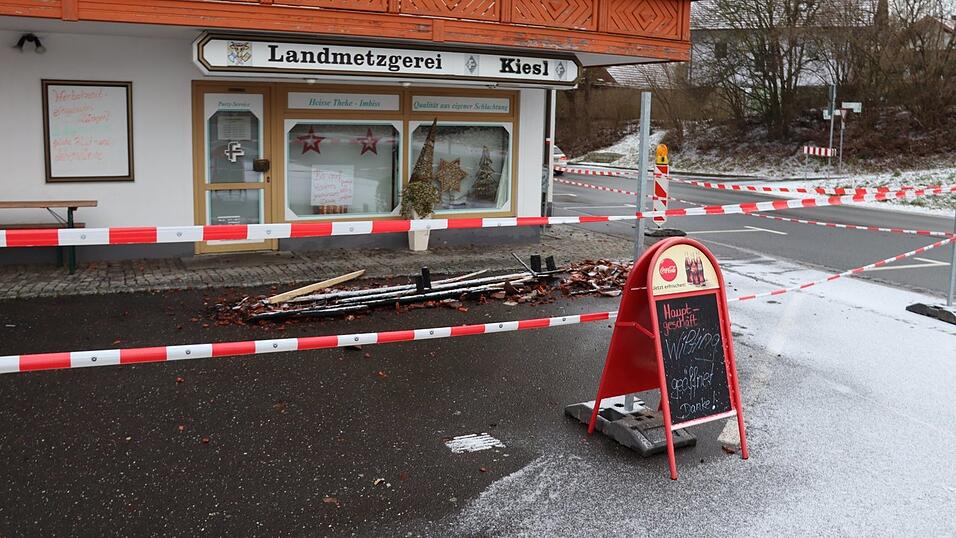 'Hauptgesch&auml;ft Wilting ge&ouml;ffnet' steht auf dem Aufsteller vor der Absperrung.