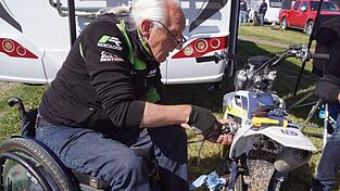 Wie eine Operation am offenen Herzen: Wilhelm Gröger hat den Vergaser der Motocrossmaschine auseinandergenommen, setzt ihn wieder zwischen die Membrane und den Luftfilterkasten und verschraubt alles.