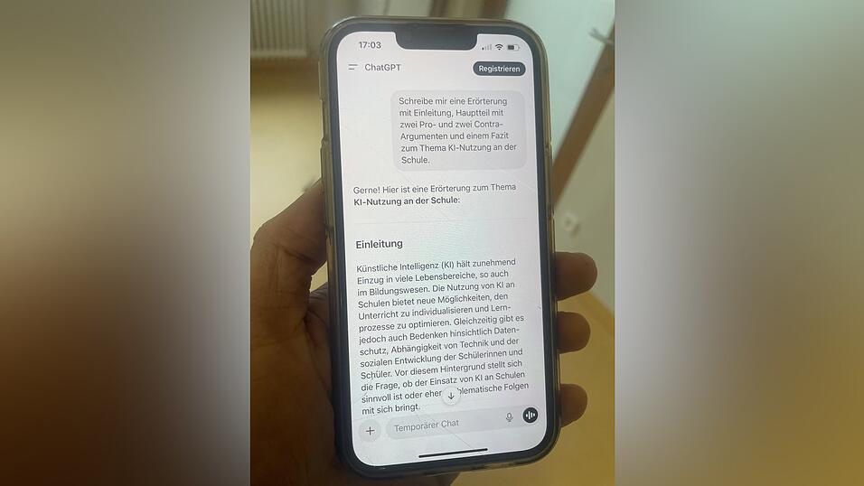 In zehn Sekunden spuckt der Chatbot die Erörterung aus. Das hilft zwar nicht in der Prüfung, doch die Hausaufgabe ist schnell erledigt. In zehn Sekunden spuckt der Chatbot die Erörterung aus. Das hilft zwar nicht in der Prüfung, doch die Hausaufgabe ist schnell erledigt.