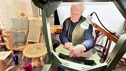 So entsteht ein Geflecht: Auf dem Markt konnten Besucher Handwerkern bei ihrer Arbeit über die Schulter schauen. So entsteht ein Geflecht: Auf dem Markt konnten Besucher Handwerkern bei ihrer Arbeit über die Schulter schauen.