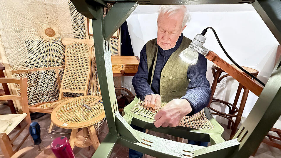 So entsteht ein Geflecht: Auf dem Markt konnten Besucher Handwerkern bei ihrer Arbeit &uuml;ber die Schulter schauen.