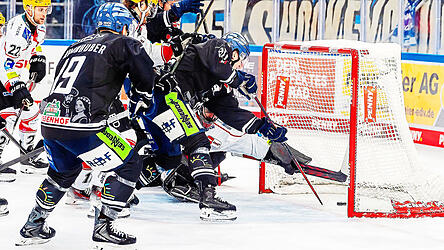 Filip Varejcka arbeitet den Puck zum vorentscheidenden Straubinger 2:1 im Spitzenspiel gegen Bremerhaven über die Linie. Die Tigers bauten am Sonntagnachmittag ihre Tabellenführung in einem emotionalen Duell mit den Fischtown Pinguins auf acht Punkte aus.