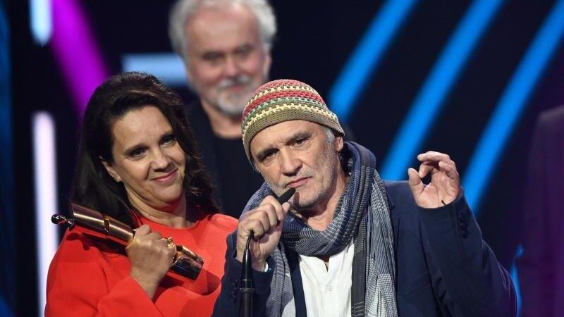 Der Lehrer Dieter Bachmann (M) und die Regisseurin Maria Speth wurden für den Dokumentarfilm 'Herr Bachmann und seine Klasse' ausgezeichnet. Der Lehrer Dieter Bachmann (M) und die Regisseurin Maria Speth wurden für den Dokumentarfilm 'Herr Bachmann und seine Klasse' ausgezeichnet.