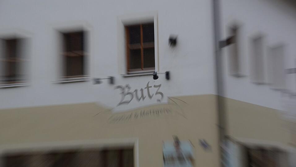 Der Gasthof Butz mit Hotel, Metzgerei und eigenem Schlachthaus gehört ab Januar dem Landkreis Regensburg. Ein geeigneter Pächter war bislang nicht zu finden. Um die Gaststätte im Herzen der Stadt weiterbetreiben zu können, hat sich eine GmbH gegründet. Das schmeckt nicht jedem. Der Gasthof Butz mit Hotel, Metzgerei und eigenem Schlachthaus gehört ab Januar dem Landkreis Regensburg. Ein geeigneter Pächter war bislang nicht zu finden. Um die Gaststätte im Herzen der Stadt weiterbetreiben zu können, hat sich eine GmbH gegründet. Das schmeckt nicht jedem.