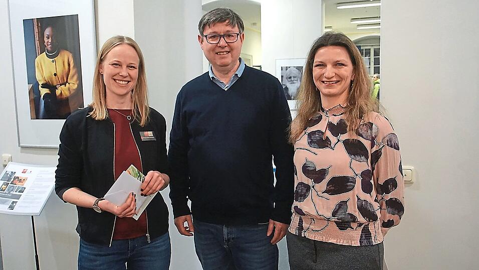 Von links: Freya Fleischmann (Stadtb&uuml;cherei), Norbert Barth (Fotograf), Corinna Dexl (Rednerin zur Er&ouml;ffnung).
