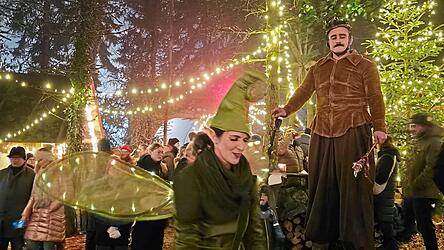 Begr&uuml;&szlig;ung durch Weihnachtselfen.