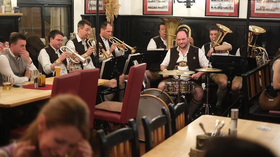 Partykl&auml;nge und z&uuml;nftige Kapellen, f&uuml;r jeden Nachtschw&auml;rmer in Tracht war etwas dabei.