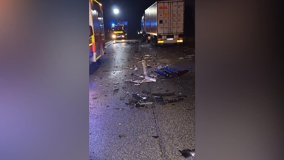 Auf der B8 bei Mötzing ist am Montagmorgen ein Autofahrer tödlich verunglückt. (Symbolbild) Auf der B8 bei Mötzing ist am Montagmorgen ein Autofahrer tödlich verunglückt. (Symbolbild)