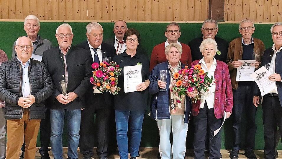 Sie wurden besonders geehrt (v. l.): Josef Quaderer, Karl Holzinger, Josef Rusch, Johann Quaderer, Helmuth Hagl, Josef Fischer, Mathilde Kufer, Barbara Niedermeier, Eduard Wurzer, Kathi Jünger, Michael Kraml, Reinhold Fassmann, Dr. Reinhard Wiesheu sen. und Vorsitzender Sebastian Kleespies. Sie wurden besonders geehrt (v. l.): Josef Quaderer, Karl Holzinger, Josef Rusch, Johann Quaderer, Helmuth Hagl, Josef Fischer, Mathilde Kufer, Barbara Niedermeier, Eduard Wurzer, Kathi Jünger, Michael Kraml, Reinhold Fassmann, Dr. Reinhard Wiesheu sen. und Vorsitzender Sebastian Kleespies.
