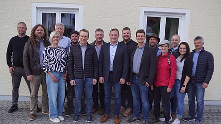 Der neue Kröninger Gemeinderat setzt sich aus folgenden Mitgliedern zusammen (von links): Thomas Kaspar, Andreas Ziegler, Heike Schwab, Anton Kaspar, Andreas Hauer, Prof. Dr. Hermann Englberger, Wilhelm Finkenzeller, Andreas Märkl, Matthias Högl, Andreas Finsterer, Robert Wippenbeck, Katharina Largé, Franz-Josef Weis, Agathe Ungar und Robert Schmid. Der neue Kröninger Gemeinderat setzt sich aus folgenden Mitgliedern zusammen (von links): Thomas Kaspar, Andreas Ziegler, Heike Schwab, Anton Kaspar, Andreas Hauer, Prof. Dr. Hermann Englberger, Wilhelm Finkenzeller, Andreas Märkl, Matthias Högl, Andreas Finsterer, Robert Wippenbeck, Katharina Largé, Franz-Josef Weis, Agathe Ungar und Robert Schmid.
