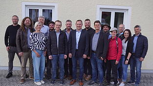Der neue Kr&ouml;ninger Gemeinderat setzt sich aus folgenden Mitgliedern zusammen (von links): Thomas Kaspar, Andreas Ziegler, Heike Schwab, Anton Kaspar, Andreas Hauer, Prof. Dr. Hermann Englberger, Wilhelm Finkenzeller, Andreas M&auml;rkl, Matthias H&ouml;gl, Andreas Finsterer, Robert Wippenbeck, Katharina Larg&eacute;, Franz-Josef Weis, Agathe Ungar und Robert Schmid.