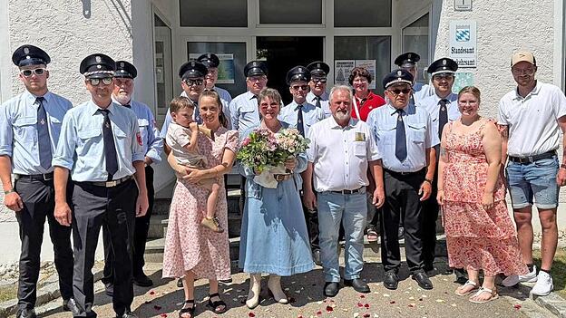 Freudige Gesichter und herzliche Wünsche zur Eheschließung gibt es vor dem Rathaus Weiding, als Rudi und Petra Mückl „Ja“ zueinander sagen. Freudige Gesichter und herzliche Wünsche zur Eheschließung gibt es vor dem Rathaus Weiding, als Rudi und Petra Mückl „Ja“ zueinander sagen.