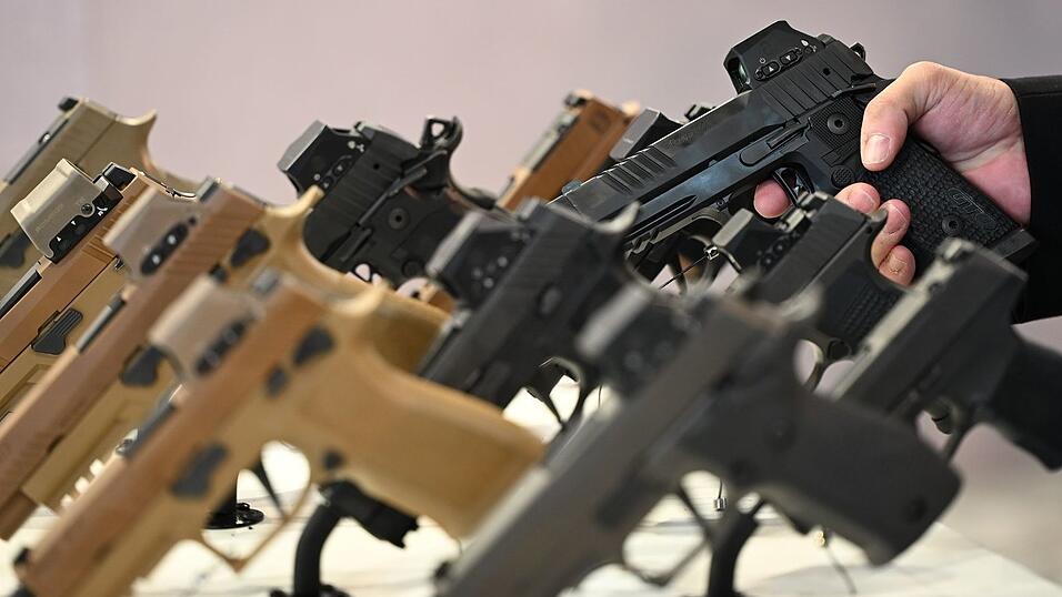 Konkurrent Sig Sauer fertigt Pistolen, die er bei der Waffenmesse Eurosatory zur Schau stellte. Konkurrent Sig Sauer fertigt Pistolen, die er bei der Waffenmesse Eurosatory zur Schau stellte.