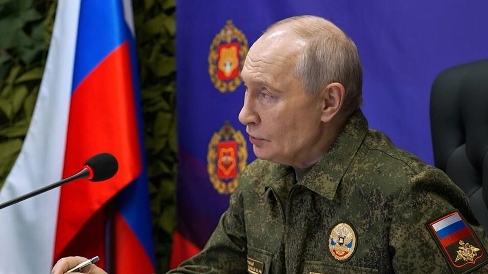 Putin sieht sich als Kriegsherr weiter auf der Siegerstraße. Putin sieht sich als Kriegsherr weiter auf der Siegerstraße.