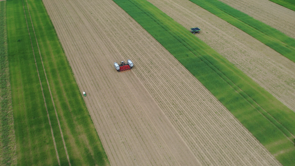 Völlig autonom kümmern sich Feldroboter auf Versuchsflächen des Instituts für Landtechnik und Tierhaltung der bayerischen Landesanstalt für Landwirtschaft (LFL) in Ruhstorf bei Passau um die Feldarbeit. Völlig autonom kümmern sich Feldroboter auf Versuchsflächen des Instituts für Landtechnik und Tierhaltung der bayerischen Landesanstalt für Landwirtschaft (LFL) in Ruhstorf bei Passau um die Feldarbeit.