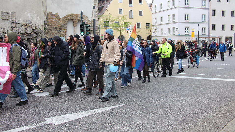 Bis zu 160 Personen beteiligten sich an der Demonstration am Freitag.