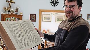 Hubert Alisade ist dort Zuhause, wo sich zwischen zwei Buchdeckeln seltsame alte Schriftzeichen finden, die es zu entziffern gilt. Neben seiner Arbeit an der Universit&auml;t Innsbruck widmet sich der W&ouml;rther seit Neuestem auch der Heimatforschung.