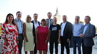 Beim Gespr&auml;chsabend &uuml;ber den D&auml;chern Deggendorfs (v.l.): FU-Vorsitzende Petra Schwankl, Niederalteichs B&uuml;rgermeister Julien Pursch, Bezirksr&auml;tin Renate Wasmeier, Plattlingers B&uuml;rgermeister Hans Schmalhofer, GPA-Bezirksvorsitzende Dr. Ila Schnabel, MdB Thomas Erndl, Gesundheitsministerin Judith Gerlach, Verkehrsminister Christian Bernreiter, Landrat Bernd Sibler und Barthl Kalb, Fraktionsvorsitzender der CSU im Kreistag.