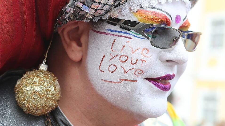 Knapp 2.000 Teilnehmer feierten am Samstag in Landhut den ersten Christopher-Street-Day Niederbayerns.