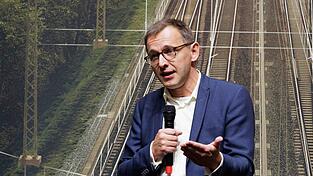 Der Chef der DB InfraGo, Philipp Nagl, hofft auf mehr P&uuml;nktlichkeit nach der Sanierung besonders heikler Strecken ab 2029. (Archivbild)