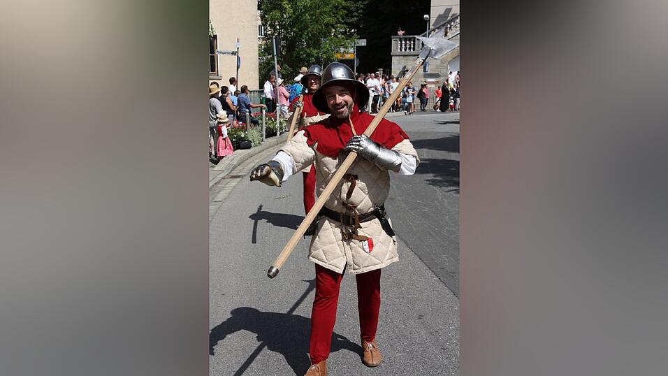 Die schönsten Augenblicke des historischen Drachenstich-Festzuges 2016. Die schönsten Augenblicke des historischen Drachenstich-Festzuges 2016.