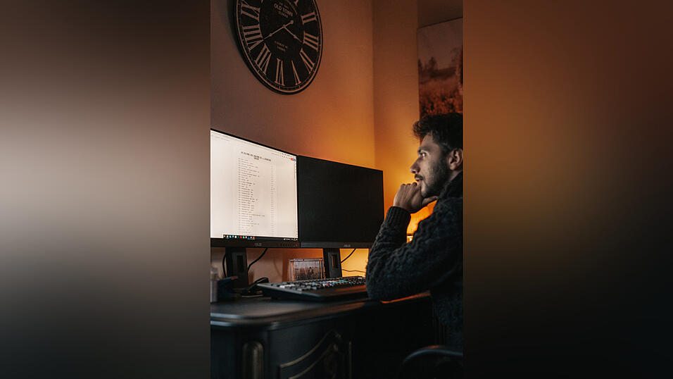 Filmemacher Enrico Saller bei der Dreh- und Locationplanung Filmemacher Enrico Saller bei der Dreh- und Locationplanung