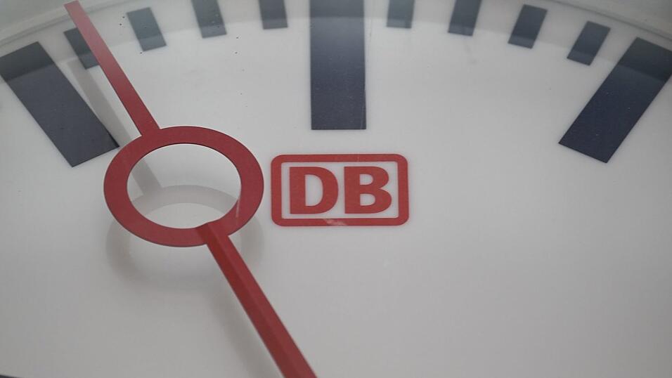 Die Deutsche Bahn konnte sich bei der P&uuml;nktlichkeit im August nur leicht verbessern. (Archivbild)