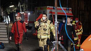 Höhlenretter kommen von ihrem Einsatz. Bei der Erforschung der Mühlbachquellhöhle in der Fränkischen Alb hatte sich einer von vier Höhlenforschern verletzt und ist anschließend gestorben. Rettungskräfte hatten zuvor versucht, den Verletzten oder die Verletzte noch an die Oberfläche zu bringen. Höhlenretter kommen von ihrem Einsatz. Bei der Erforschung der Mühlbachquellhöhle in der Fränkischen Alb hatte sich einer von vier Höhlenforschern verletzt und ist anschließend gestorben. Rettungskräfte hatten zuvor versucht, den Verletzten oder die Verletzte noch an die Oberfläche zu bringen.