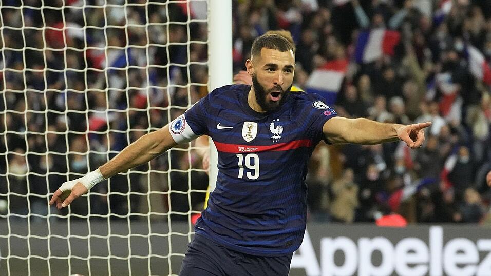 Der Stürmer wurde zu einem Jahr Haft auf Bewährung und 75.000 Euro Geldstrafe im 'Sextape-Fall' verurteilt. Der Stürmer wurde zu einem Jahr Haft auf Bewährung und 75.000 Euro Geldstrafe im 'Sextape-Fall' verurteilt.