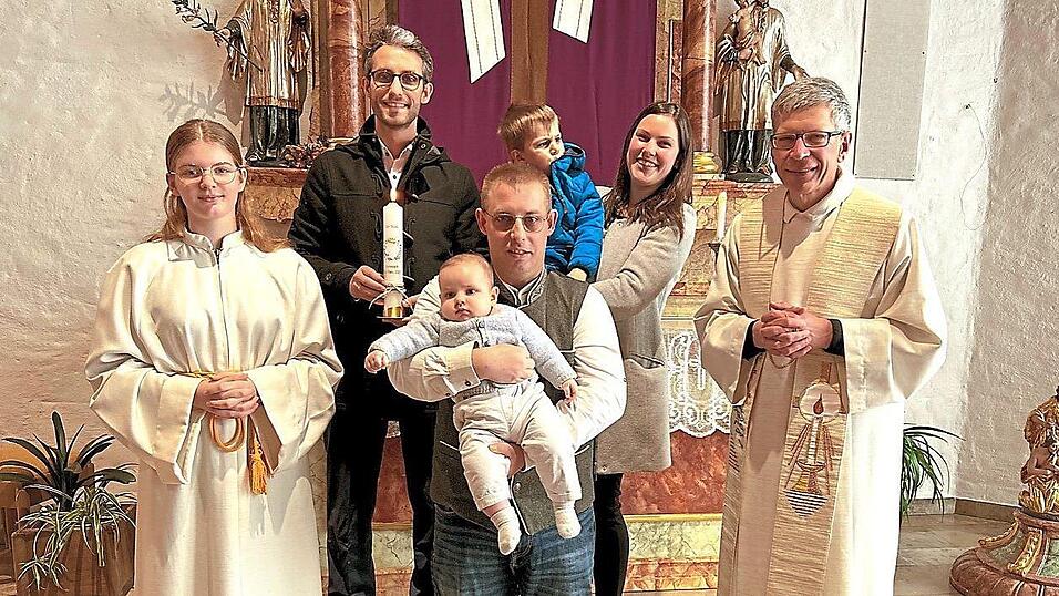 Christoph auf dem Arm seines Paten Daniel Aschenbrenner mit seinen Eltern, Bruder Felix, Ministrantin Romy Haselsteiner und Pfarrer Wutz. Christoph auf dem Arm seines Paten Daniel Aschenbrenner mit seinen Eltern, Bruder Felix, Ministrantin Romy Haselsteiner und Pfarrer Wutz.