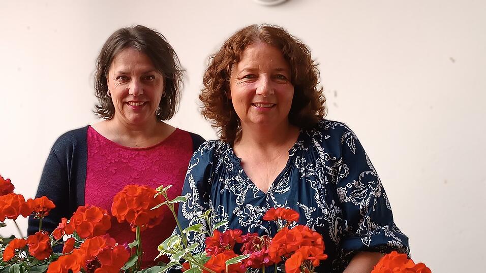 Martina Hammerl (CSU) und Ruth Müller (SPD) machen Werbung für die Kampagne „Bavaria ruft!“, die im Hinblick auf die Kommunalwahlen 2026 mehr Frauen in die Politik bringen soll.