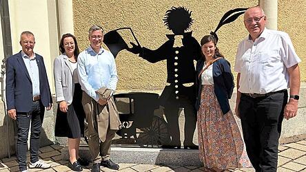Ein Erinnerungsfoto beim Chateaubriand-Scherenschnitt: Bürgermeister Markus Ackermann, Ramona Bierl-Rossmann, der französische Generalkonsul Alexandre Vulic, Julia Bacherl und Landrat Franz Löffler (von links).
