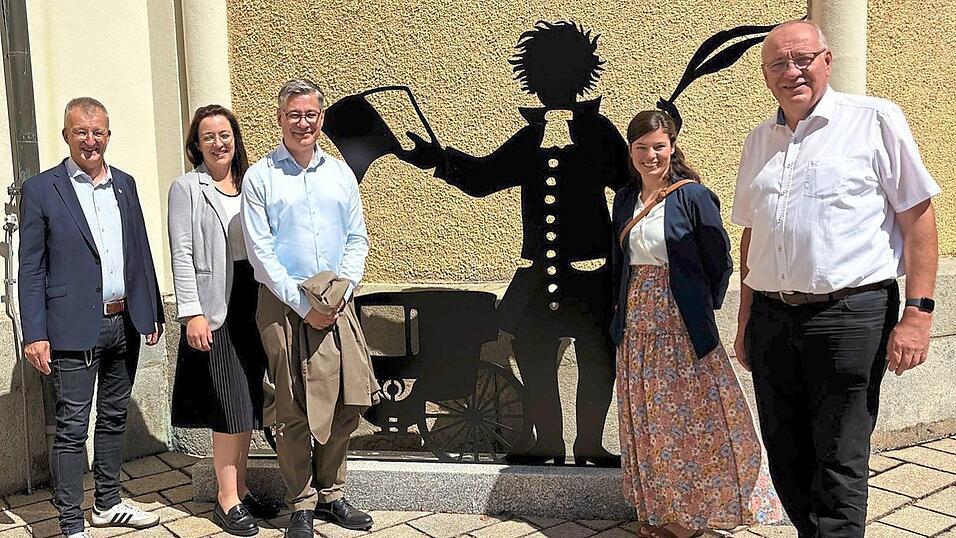 Ein Erinnerungsfoto beim Chateaubriand-Scherenschnitt: Bürgermeister Markus Ackermann, Ramona Bierl-Rossmann, der französische Generalkonsul Alexandre Vulic, Julia Bacherl und Landrat Franz Löffler (von links). Ein Erinnerungsfoto beim Chateaubriand-Scherenschnitt: Bürgermeister Markus Ackermann, Ramona Bierl-Rossmann, der französische Generalkonsul Alexandre Vulic, Julia Bacherl und Landrat Franz Löffler (von links).